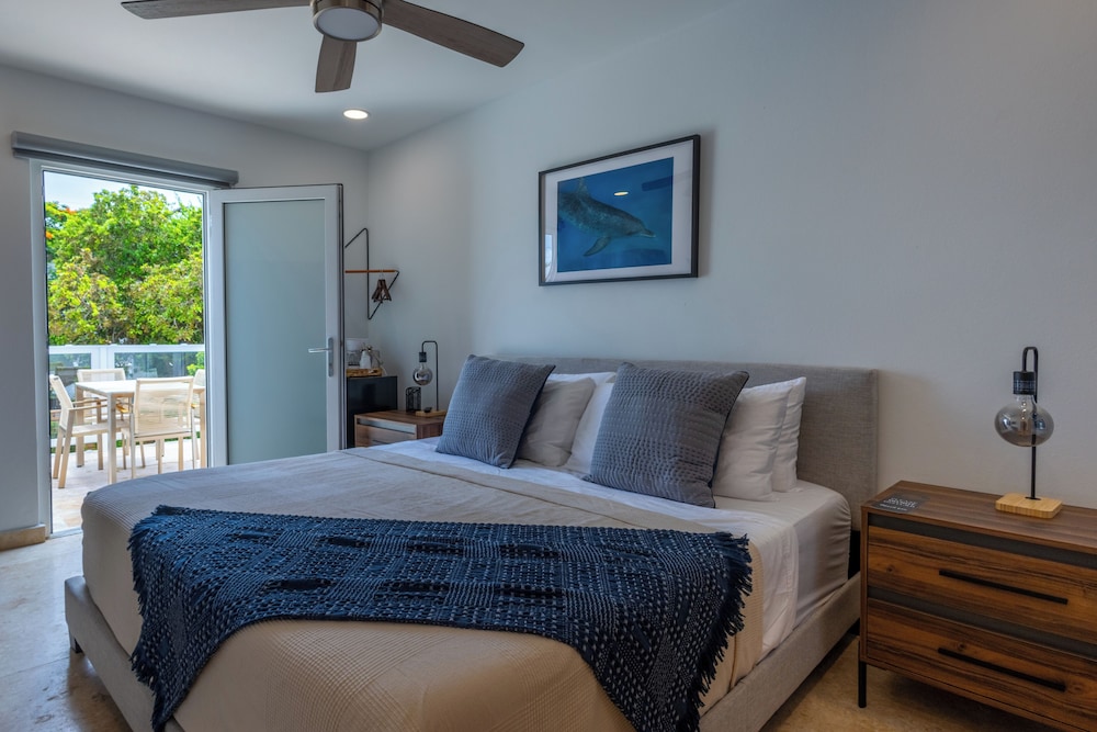 Standard Room, 1 King Bed, Balcony photo 3