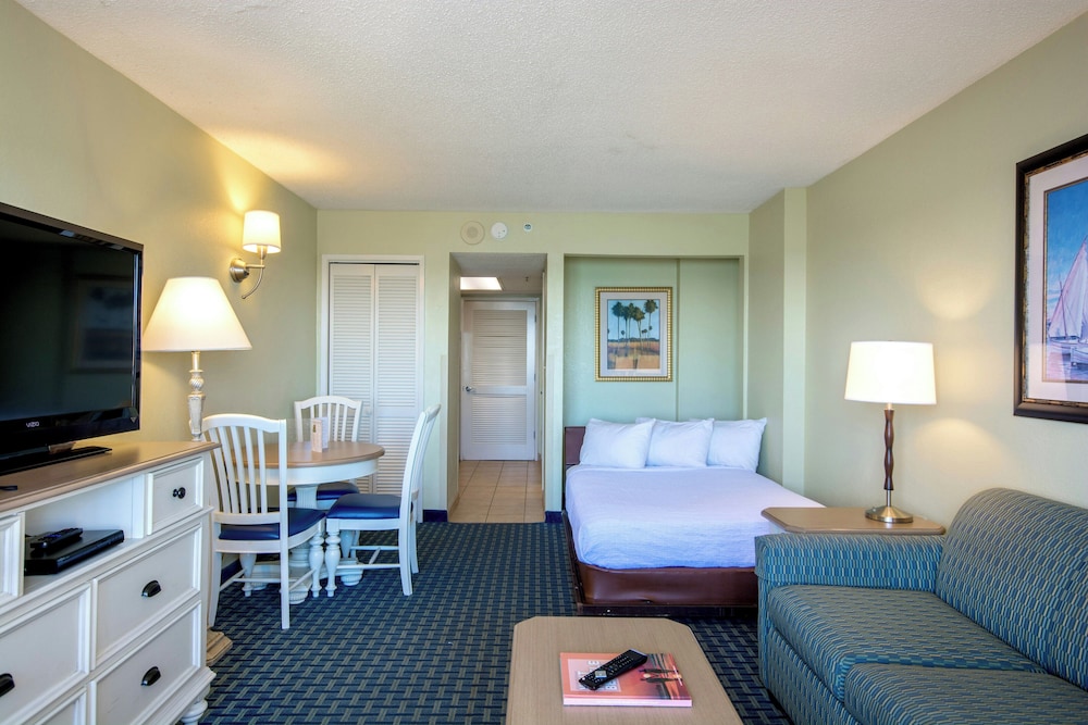 Pinnacle Oceanfront One Bedroom Queen Suite - Photo 3