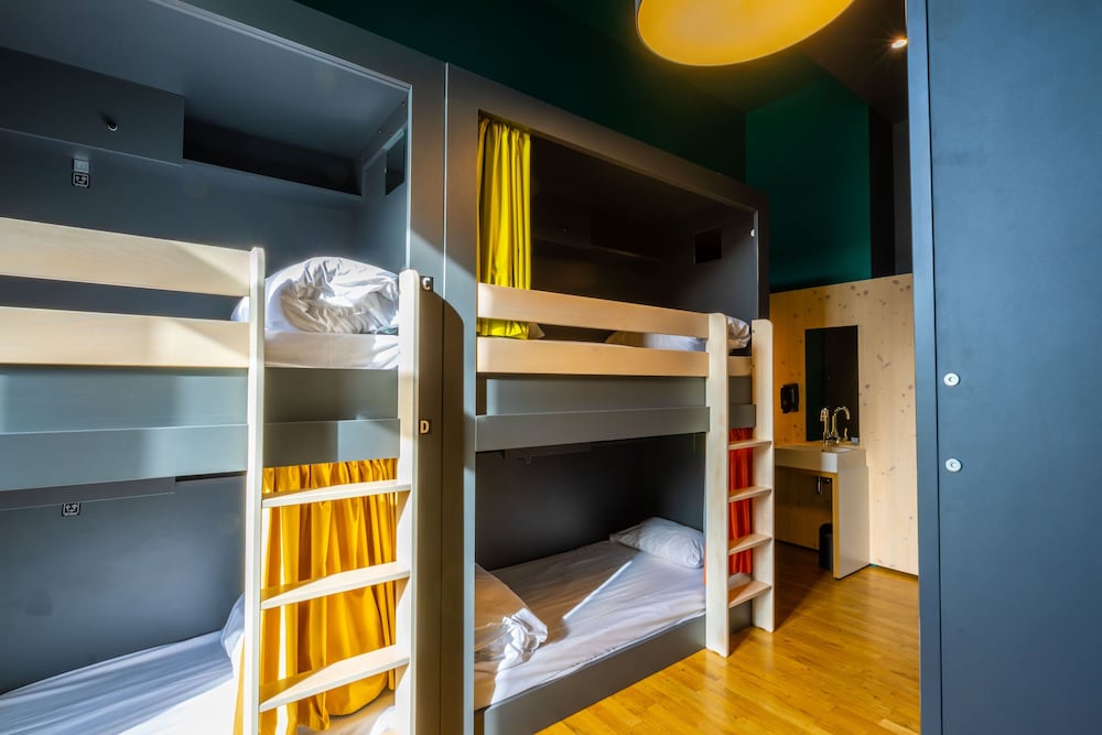 Room of 6 beds with private bathroom photo 3