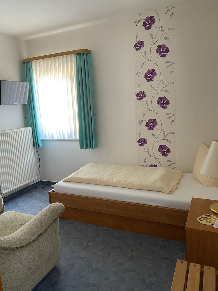 Basic Single Room photo 2