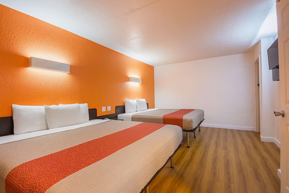 Standard Room, Multiple Beds, Non Smoking - Photo 1