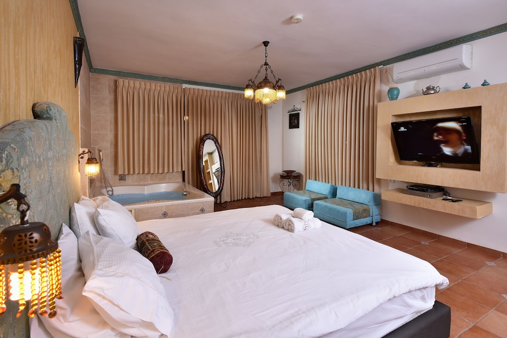 Design Suite, 1 Bedroom, Jetted Tub, Ground Floor