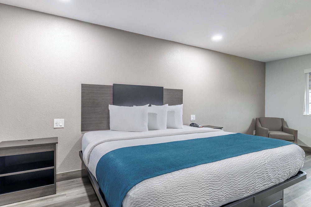 Deluxe Room, 1 King Bed, Accessible, Non Smoking photo 2