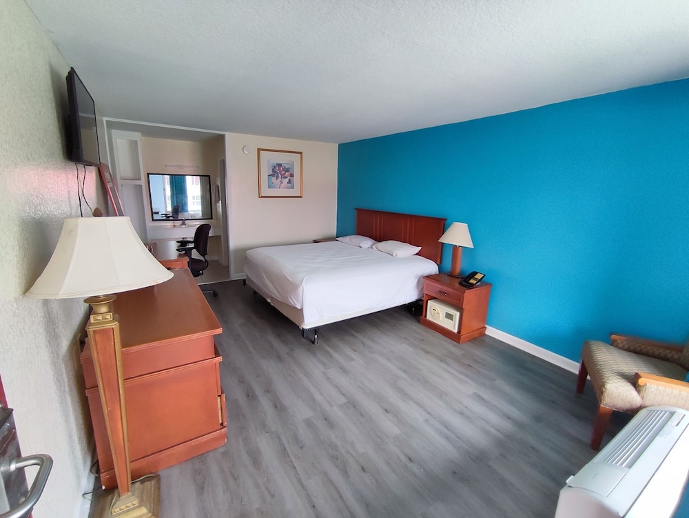 Exclusive Room, 1 King Bed, Non Smoking, Jetted Tub photo 3