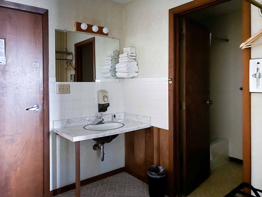 Standard Room, 2 Double Beds, Non Smoking photo 3