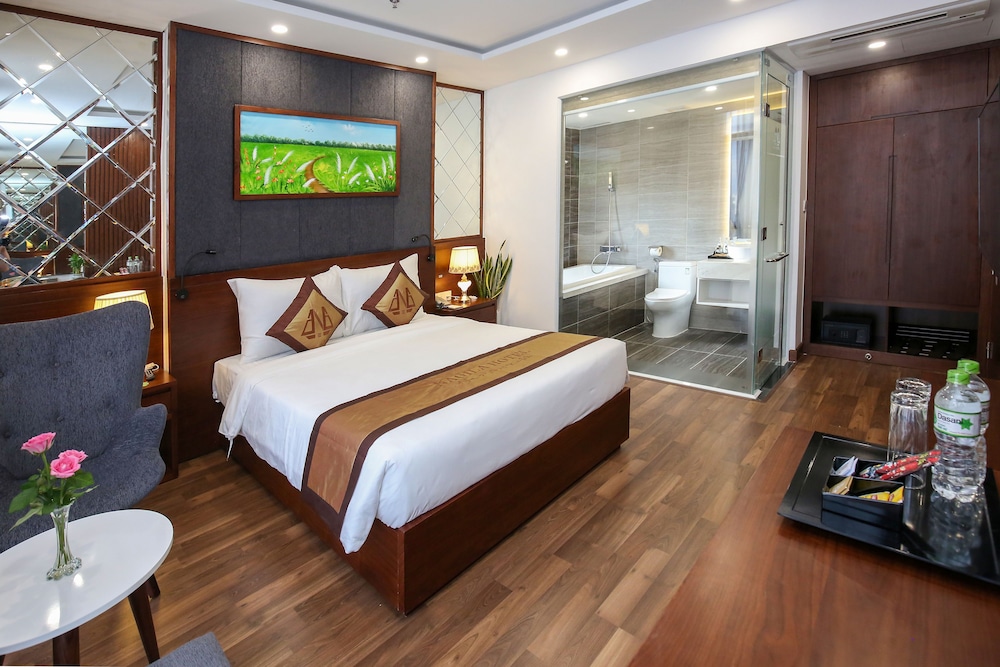 Deluxe Double Window City View With Bathtub