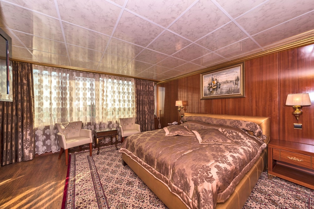 Grand Double Room, 1 Queen Bed, Sea View photo 2