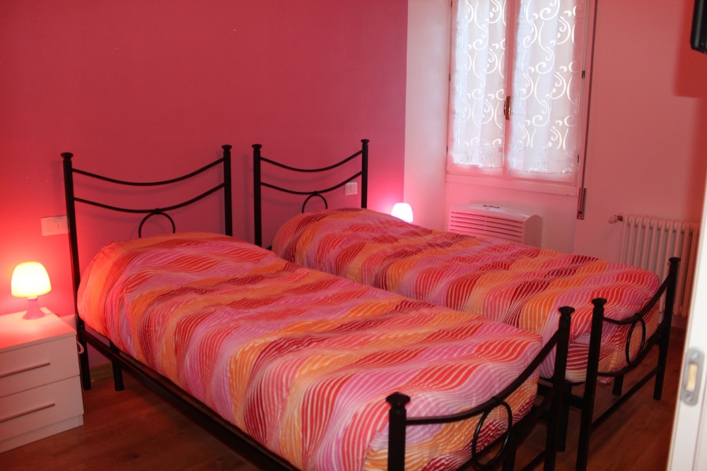 Classic Twin Room, 2 Twin Beds (Fucsia) photo 1