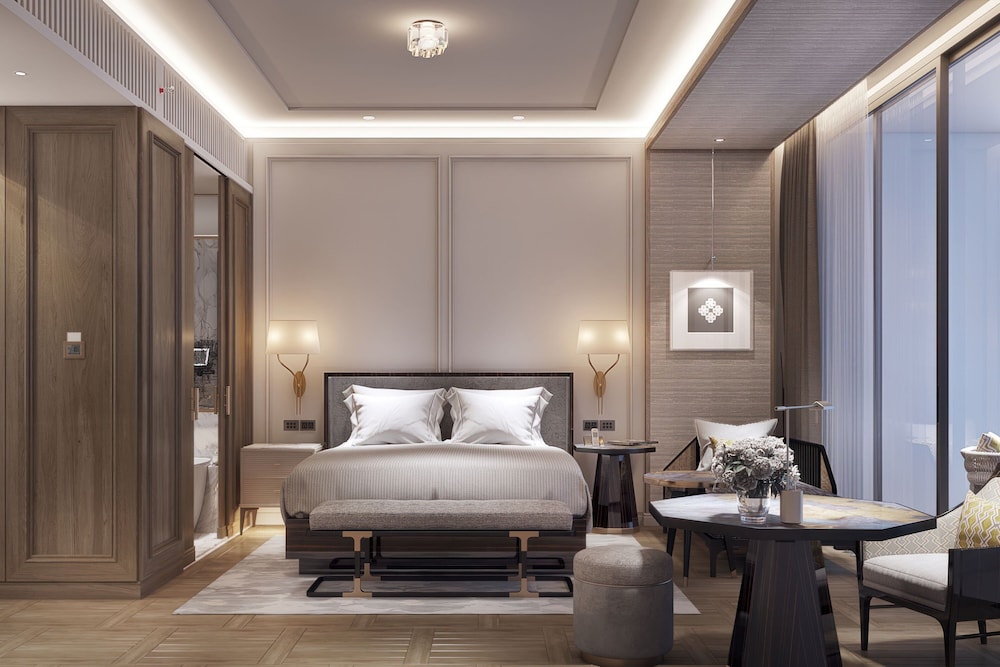 Club Room, 1 King Bed (Balcony)