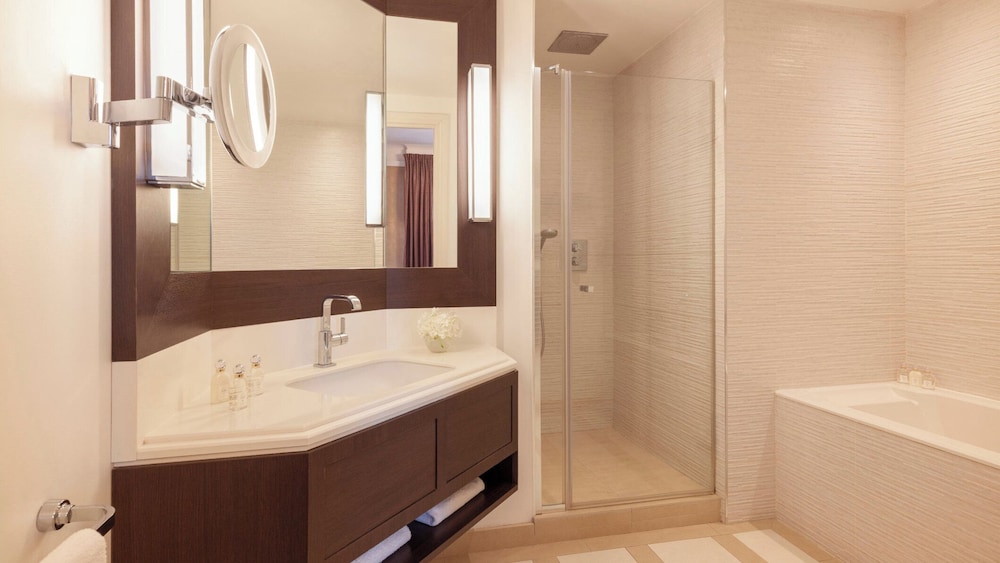 Deluxe Room, 1 King Bed, City View photo 2