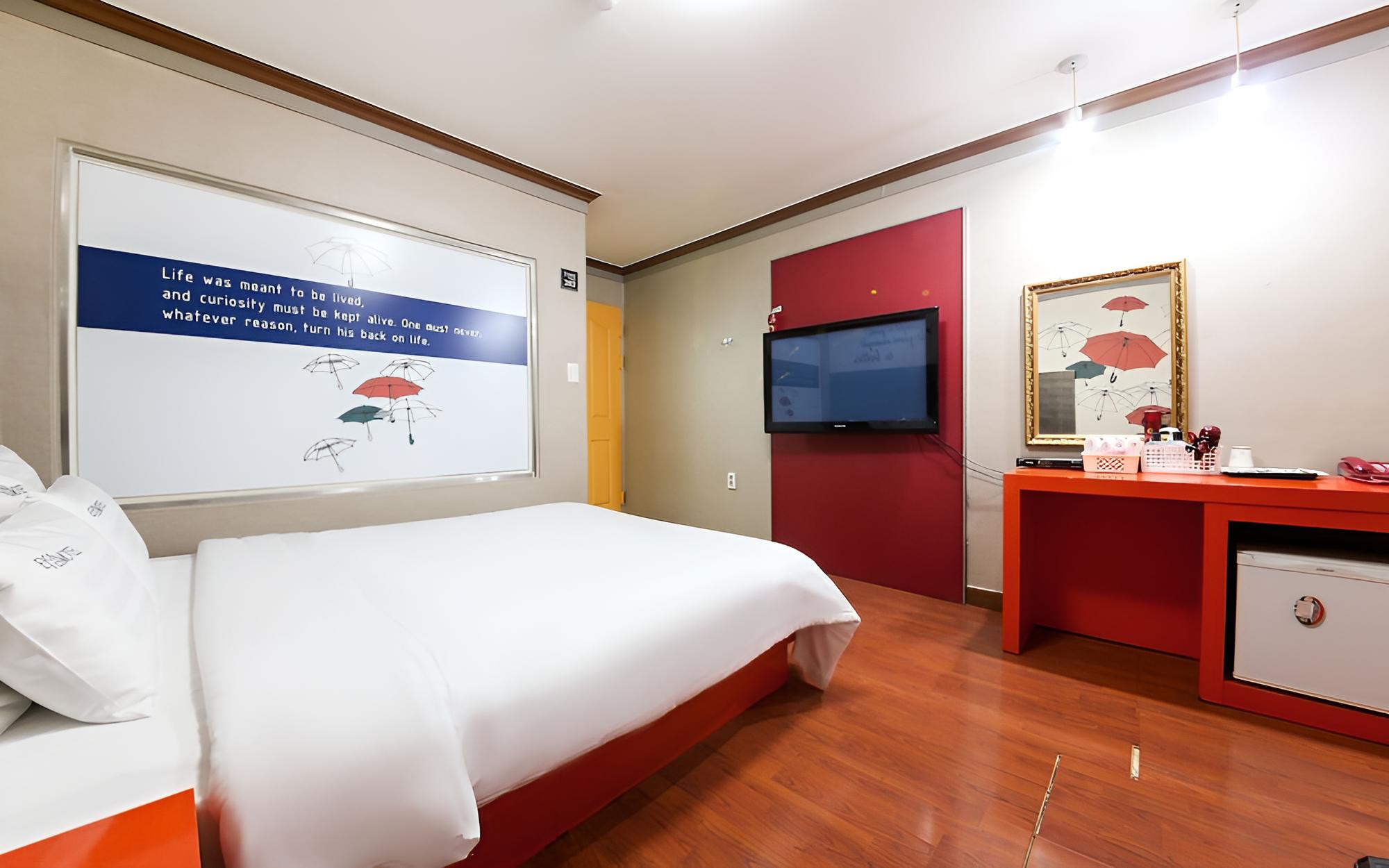 Room (Deluxe Room (No-Hard Couple 2PC)) - Photo 4