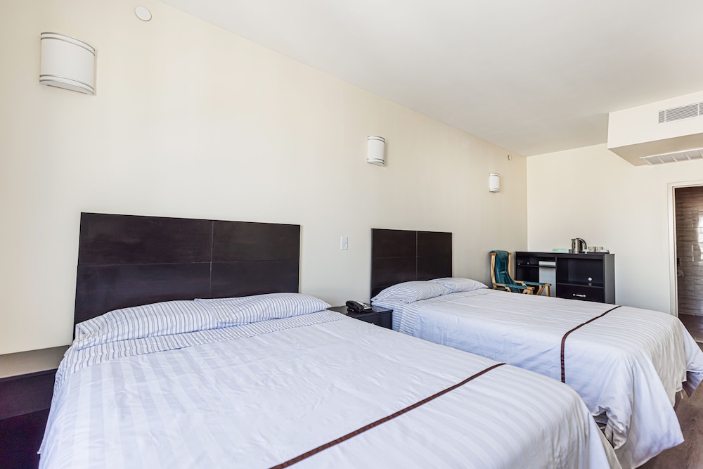 Deluxe Double Room, 2 Queen Beds, Non Smoking photo 2