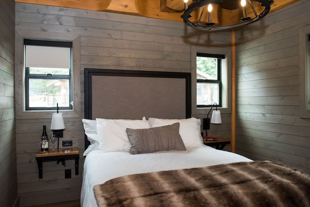Luxury Nature Series Cabin, 3 Queen Beds, Wood Fireplace, River View (Kermode - Not Pet Friendly)