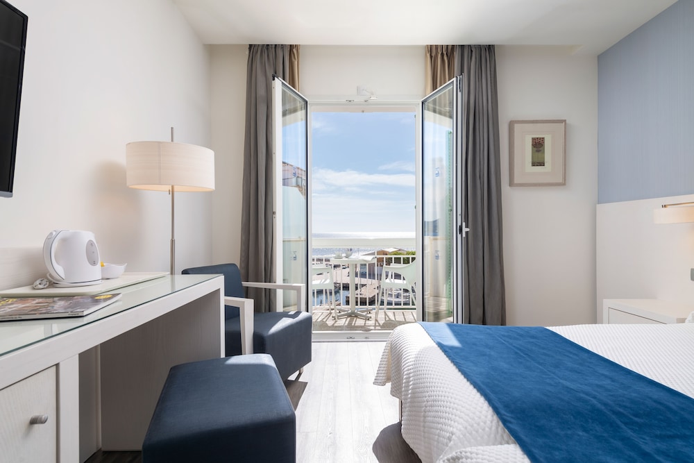 Superior Room, Balcony, Sea View photo 3