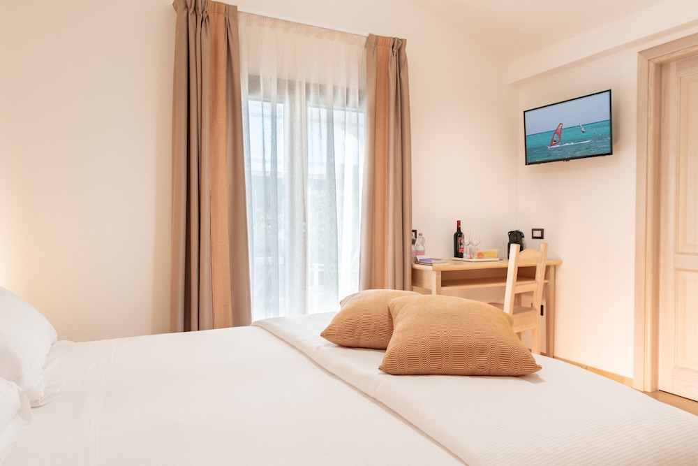 Deluxe Room, 1 Bedroom, Garden View photo 3