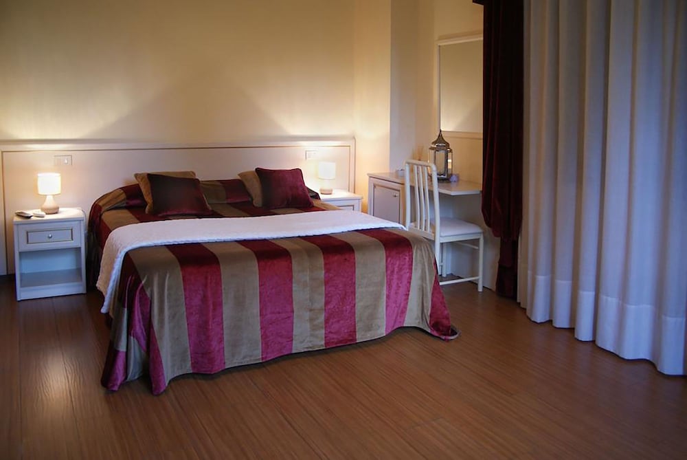 Traditional Double Room, Pool View photo 3