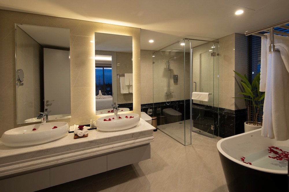 Executive Suite - Photo 2