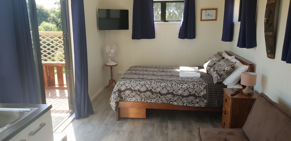 Bungalow Set In 10 Acres Of Native Bush photo 3