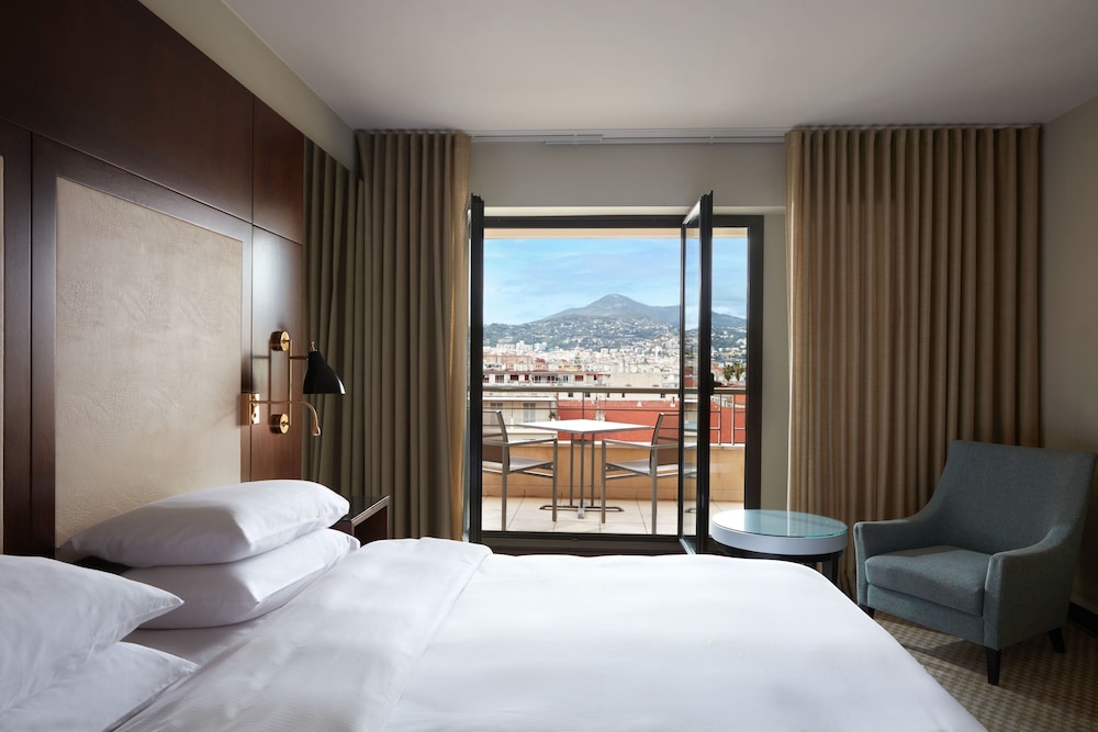 Room, 1 King Bed, Mountain View - Photo 1