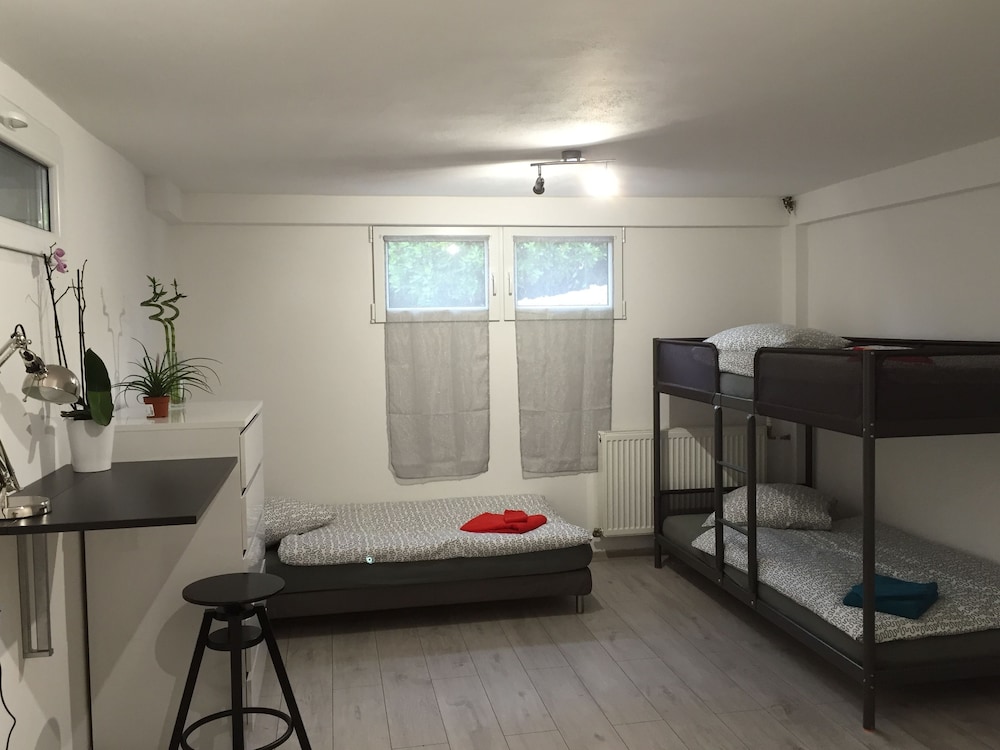 Family Room, Private Bathroom - Photo 1