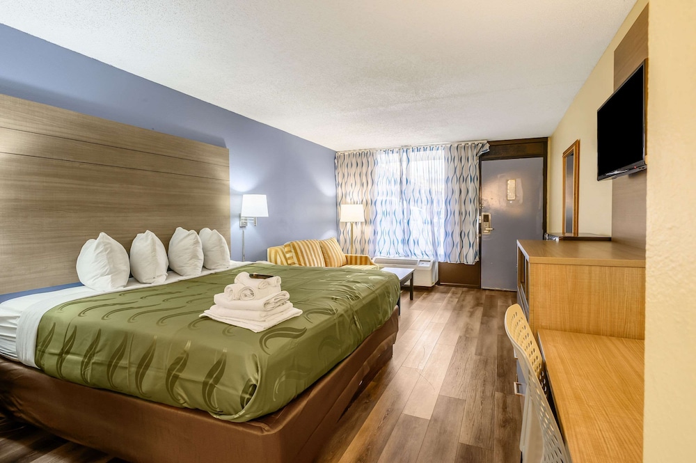 Standard Room, 1 King Bed, Non Smoking - Photo 2