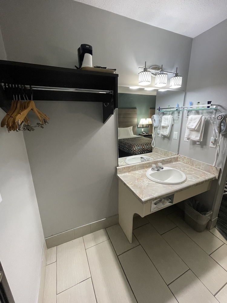 Double Room, 2 Queen Beds, Non Smoking, Refrigerator & Microwave photo 3
