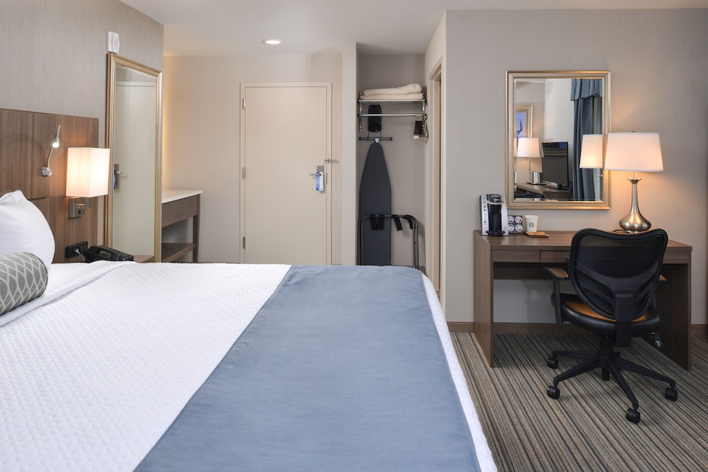 Room, 1 King Bed, Balcony photo 1