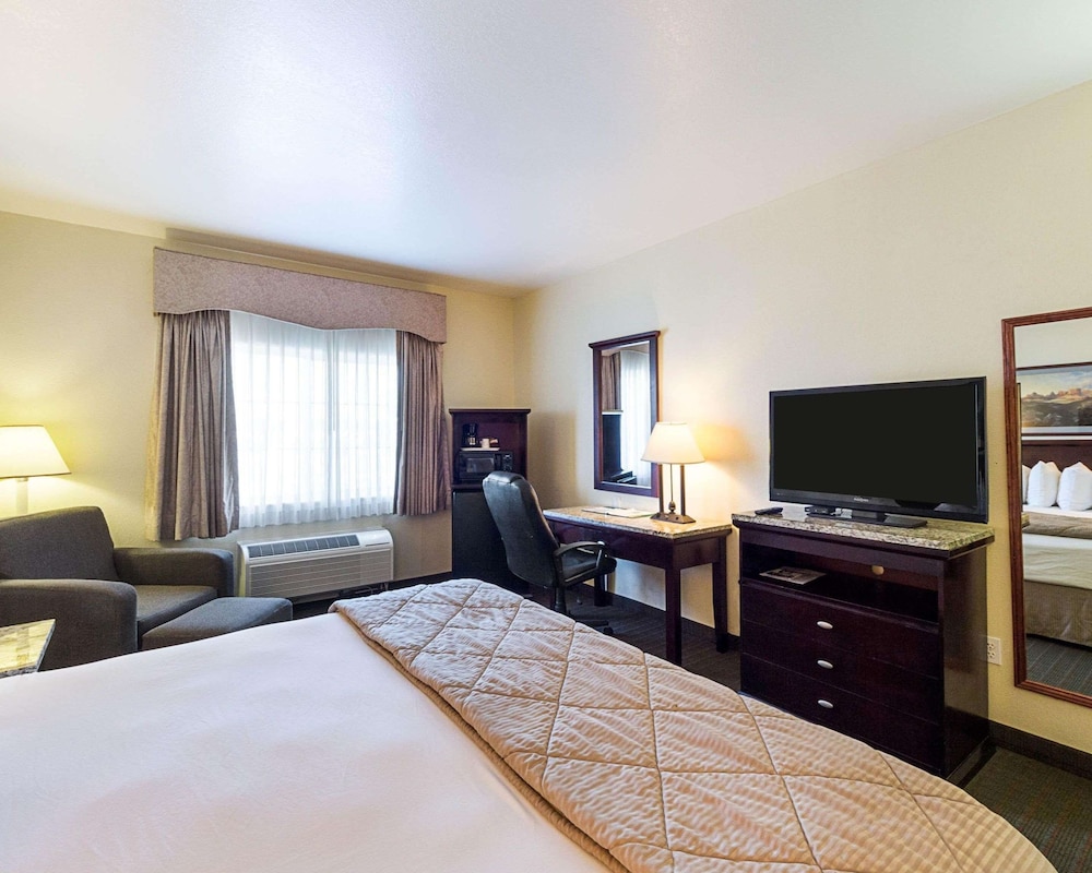 Standard Room, 1 King Bed, Non Smoking - Photo 3