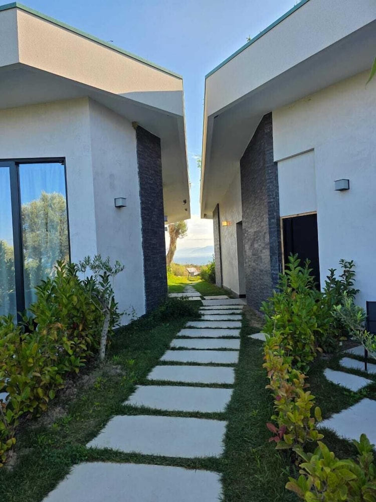 Luxury Villa, 6 Bedrooms, Sea View, Poolside