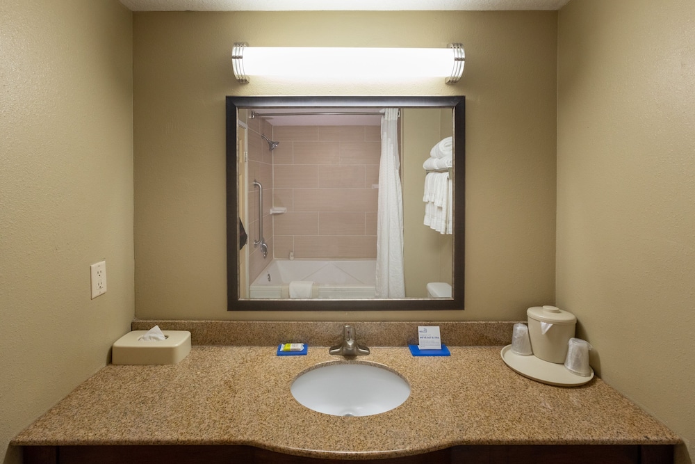 Standard Room, 1 King Bed, Accessible (Communications, Mobility, Access Tub) - Photo 2