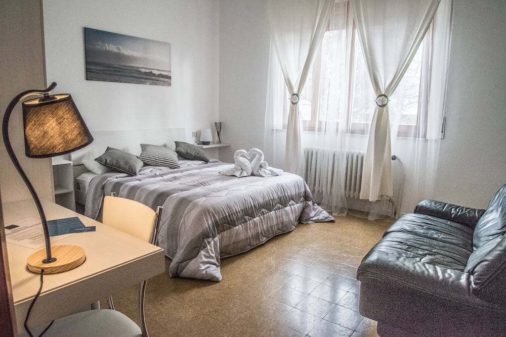 Basic Double Room, 1 Queen Bed With Sofa Bed, Ensuite photo 1