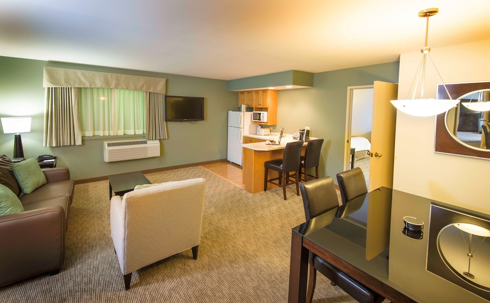 Suite, 1 King Bed, Refrigerator & Microwave - Photo 2