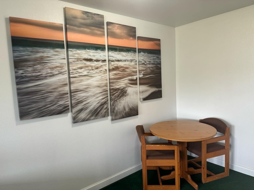 Standard Studio, 1 King Bed, Balcony, Partial Ocean View photo 2
