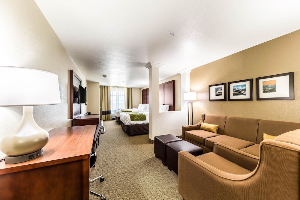 Suite, Multiple Beds, Non Smoking photo 3