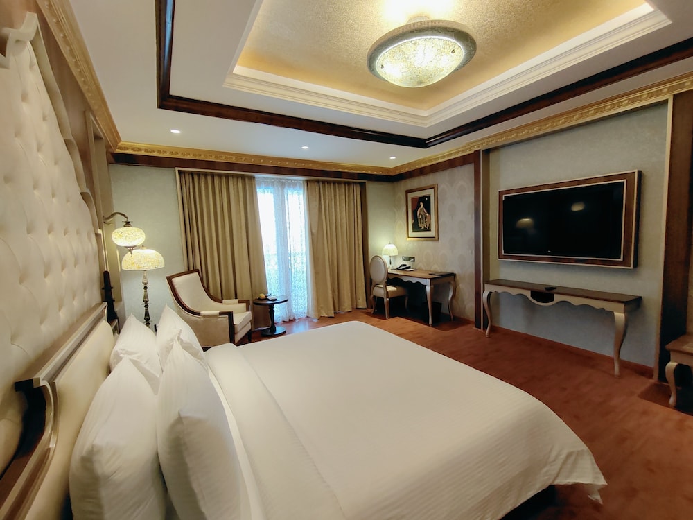 Deluxe King Pool Facing - Photo 1
