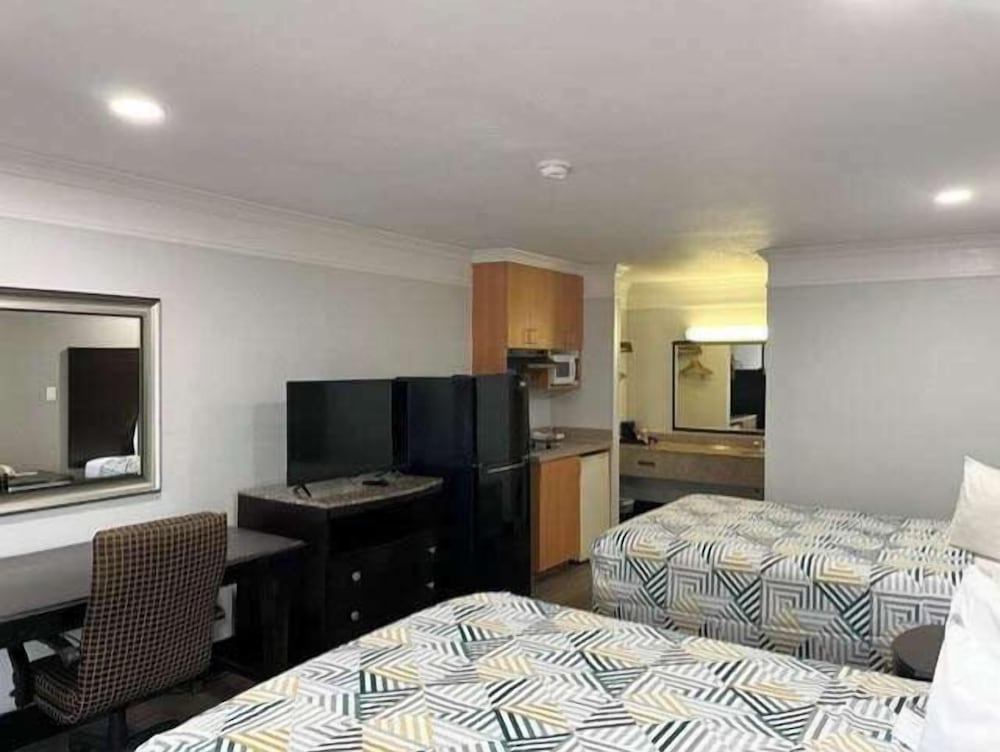 Standard Room, 2 Queen Beds, Smoking, Kitchen photo 1