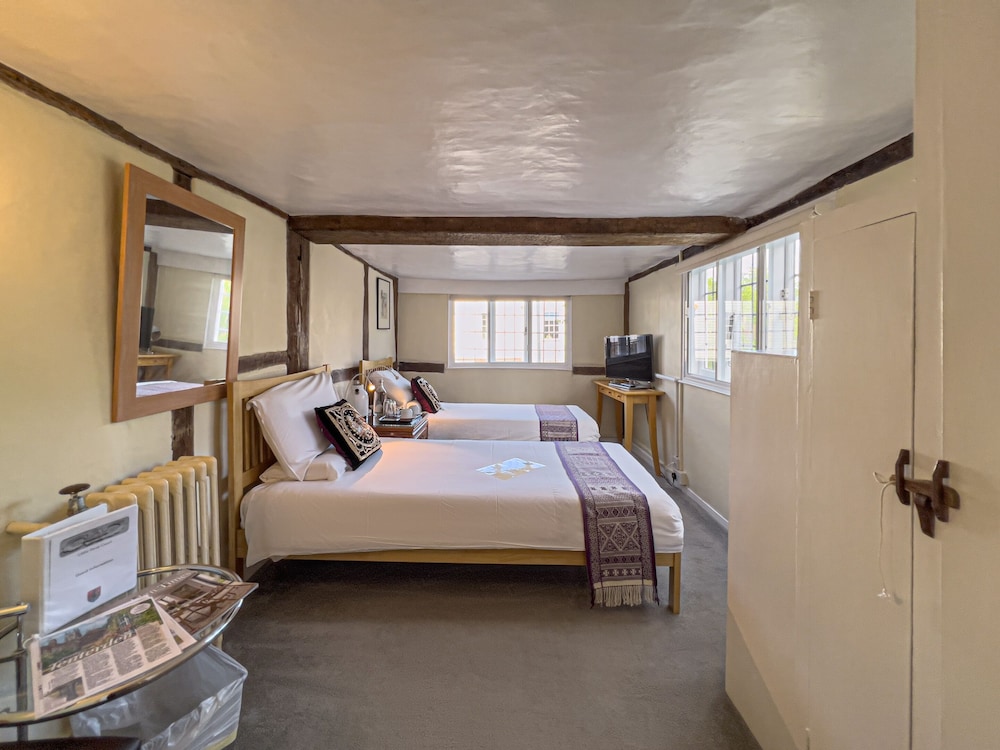 Twin Room, Private Bathroom (Corner Room) - Photo 1