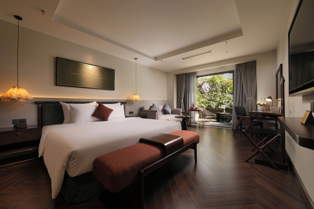 Signature Suite, 1 King Bed, Terrace, City View