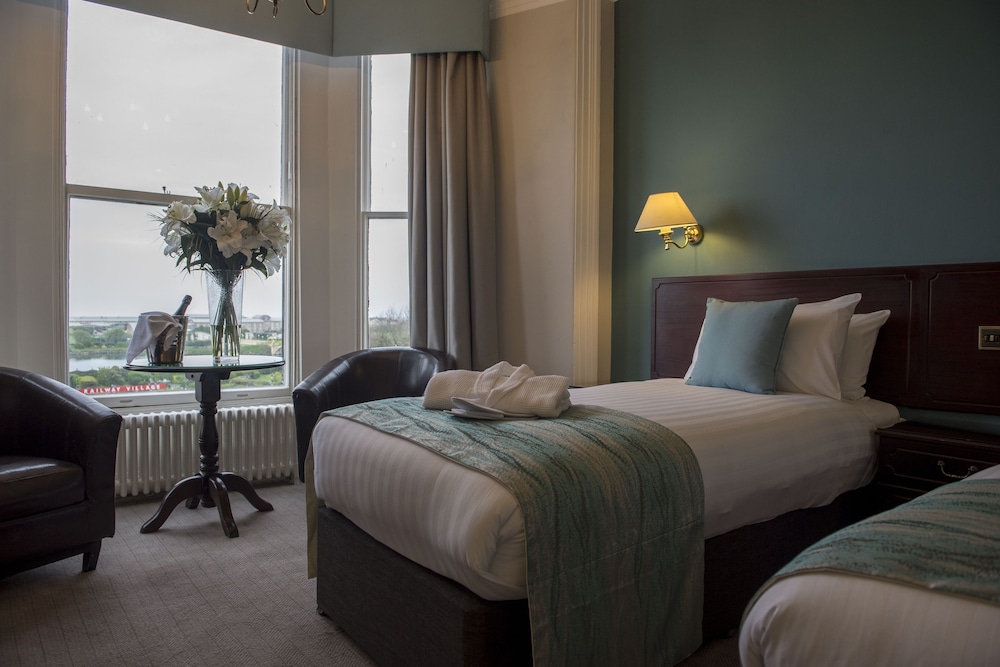 Standard Double Room, Partial Sea View