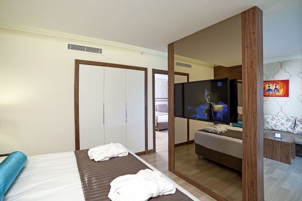 Suite, 2 Bedrooms, 2 Bathrooms (Sea Side) photo 3