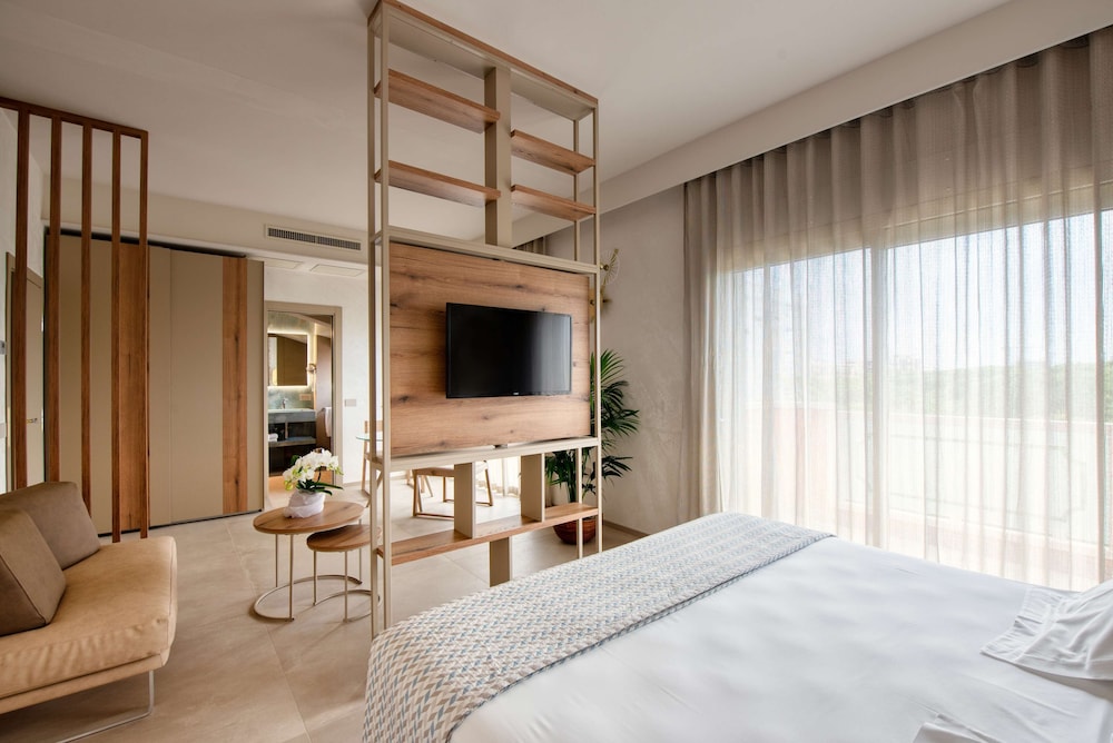 Junior Suite, 1 Queen Bed, Non Smoking, Balcony (Living Room) photo 1