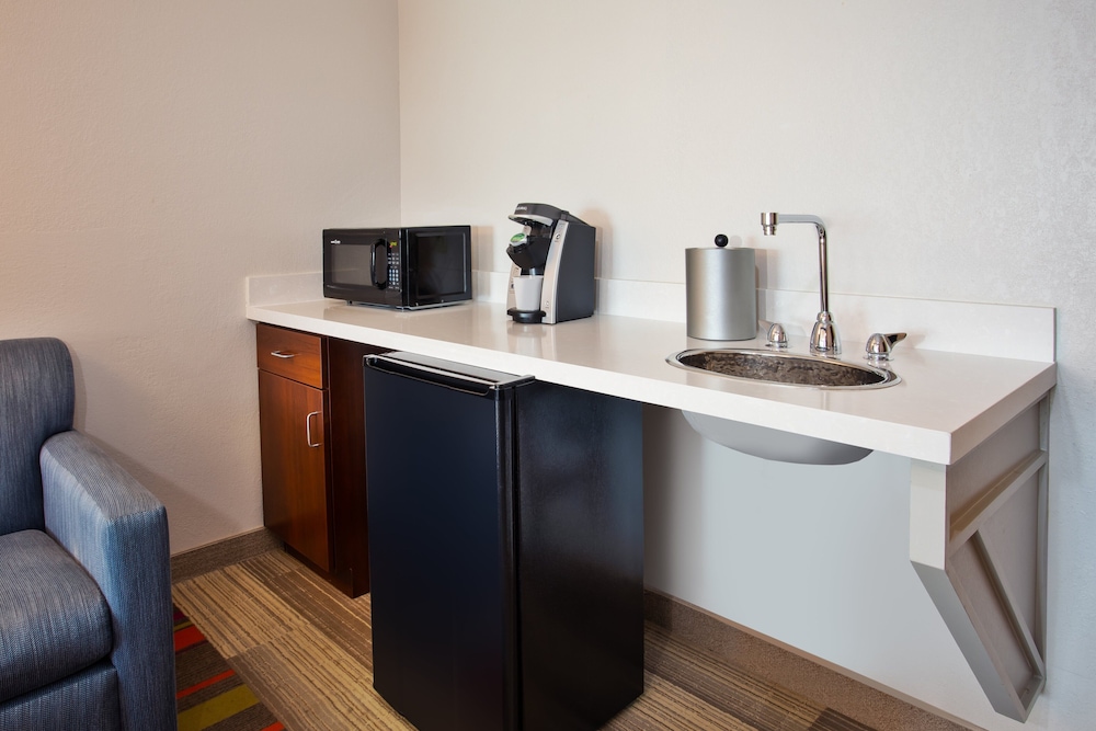 Suite, 1 King Bed, Accessible (Communications) - Photo 4