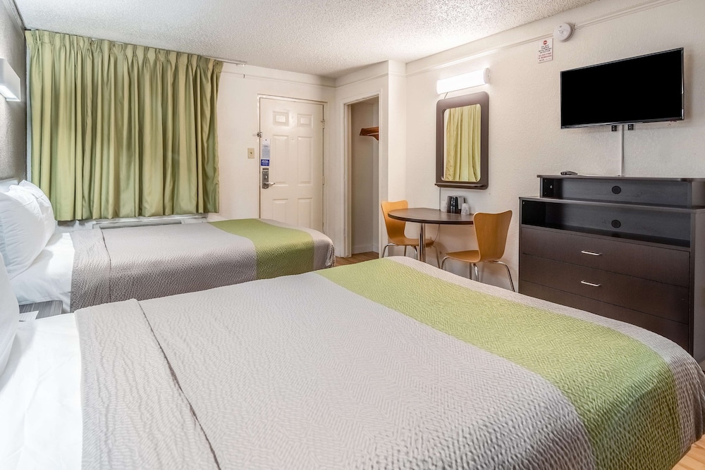 Standard Room, 2 Double Beds, Non Smoking - Photo 5
