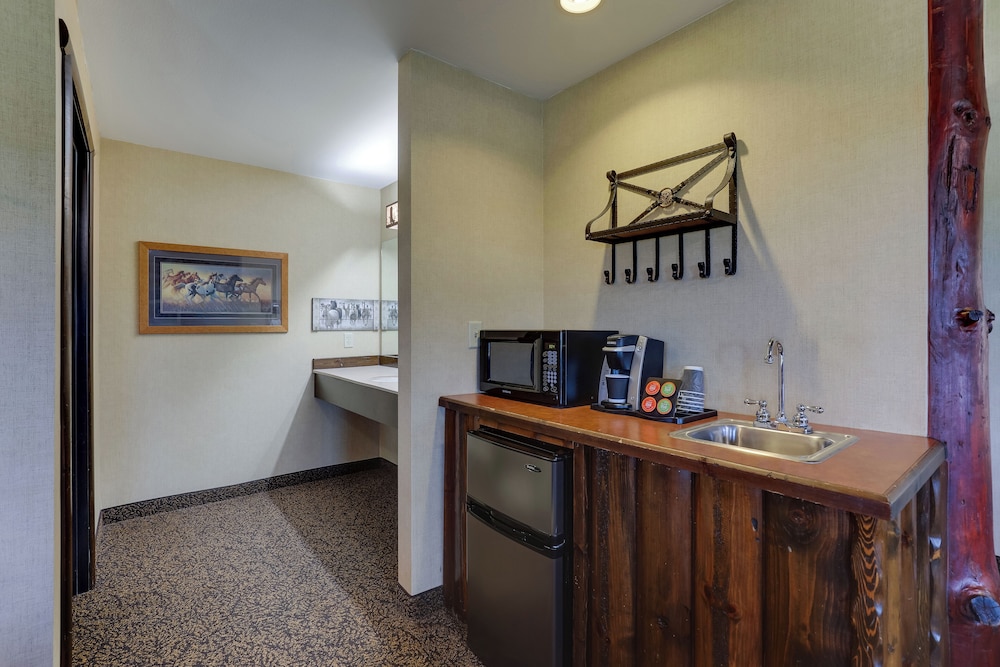 Theme Suite with Whirlpool - Photo 5