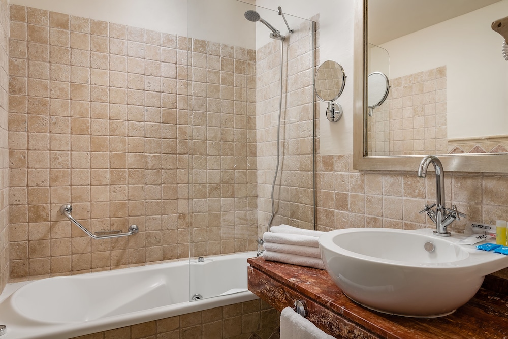 Standard Double or Twin Room - Photo 9