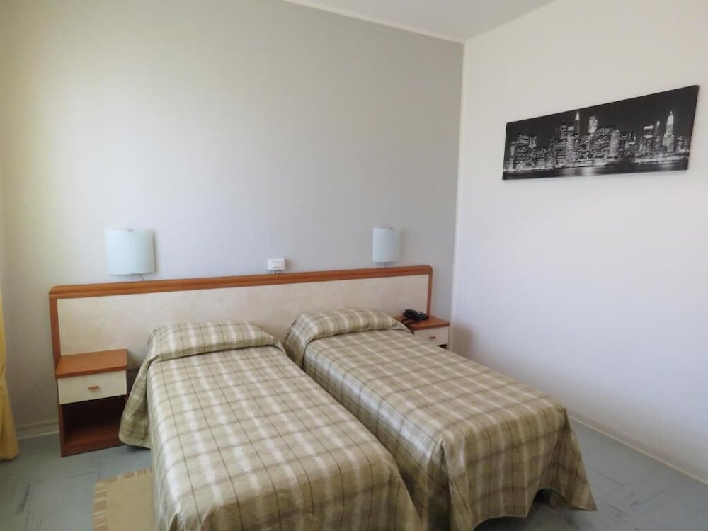 Twin Room - Photo 2
