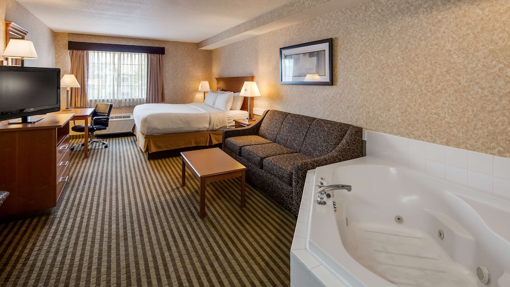 Suite, 1 King Bed, Accessible, Kitchenette (with Sofabed) photo 3