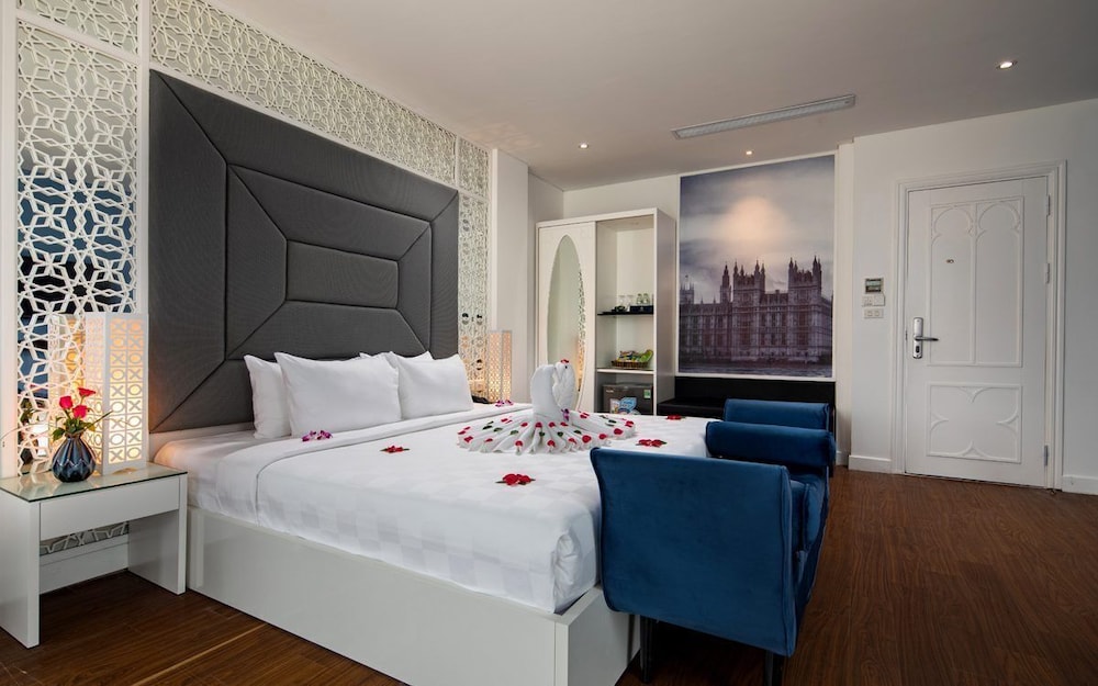 Honeymoon Suite, 1 King Bed, Lake View photo 2