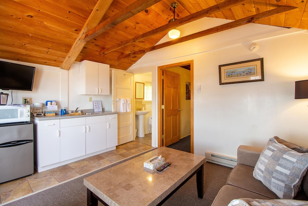 Large Two Room King Bed Cottage with Shared Balcony photo 3