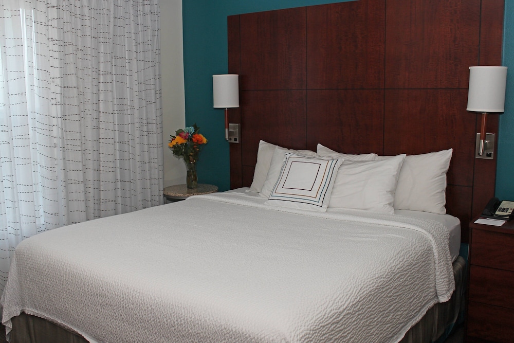 Suite, 2 Bedrooms, Balcony, Lake View - Photo 2